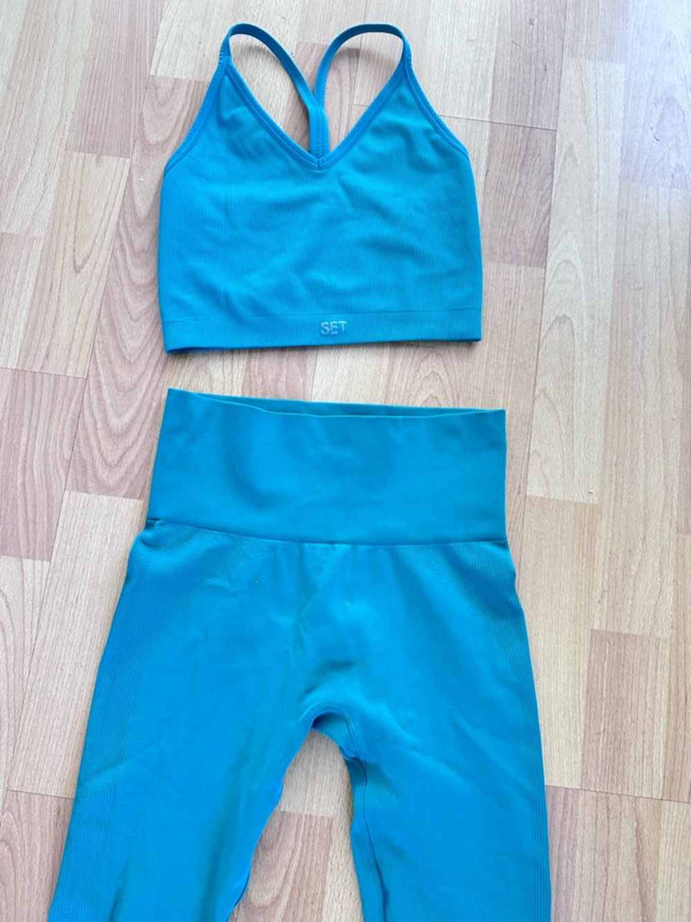 Set active sculptflex color (groovy) leggings and ribbed v bra set